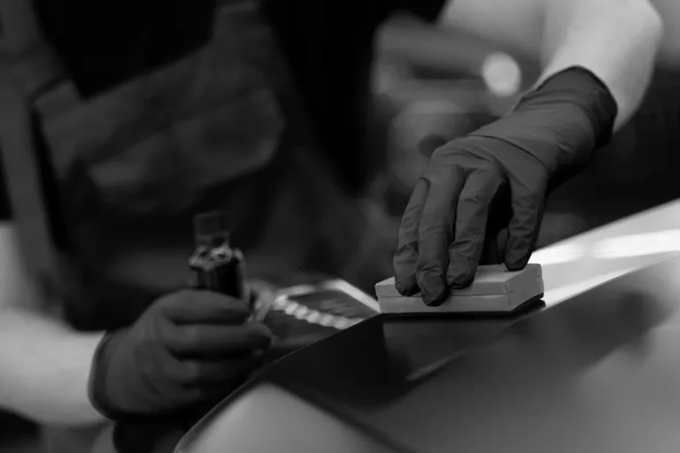 Keramikversiegelung wird mit Applikator auf die Motorhaube aufgetragen